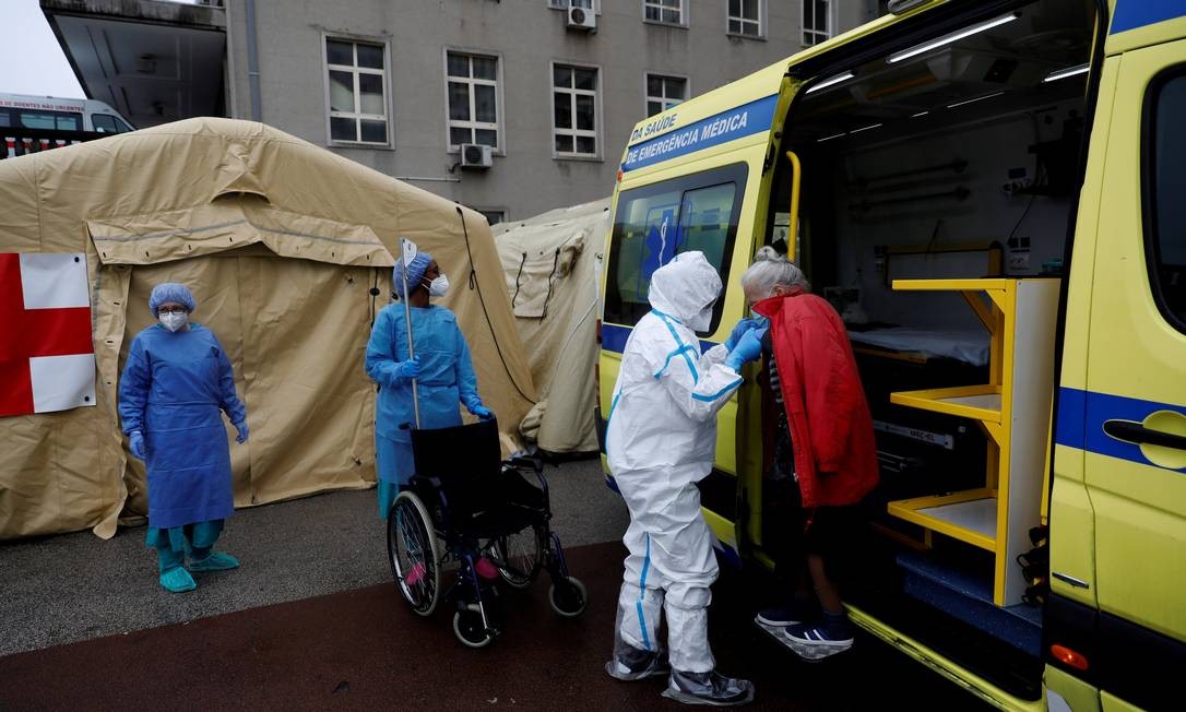 87808274_FILE-PHOTO-An-elderly-woman-arrives-at-a-triage-area-at-the-Santa-Maria-hospital-during